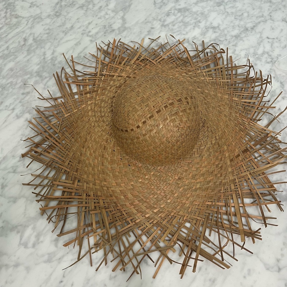 Lack of color straw hat